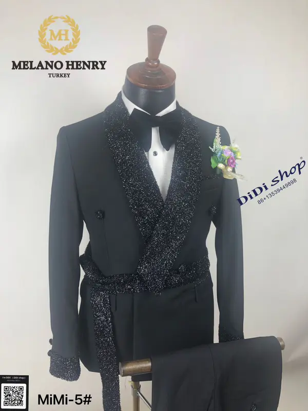 Terno Masculino Preto Sob Medida com Cinto e Lapela com Lantejoulas