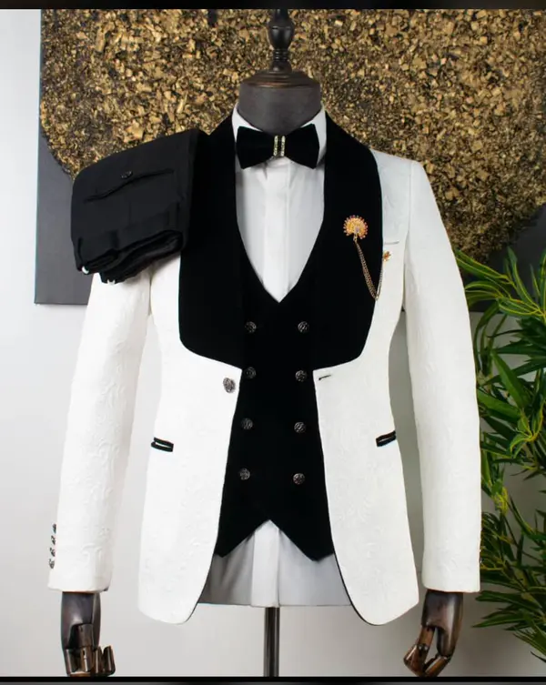 Terno Masculino Preto Sob Medida com Cinto e Lapela com Lantejoulas