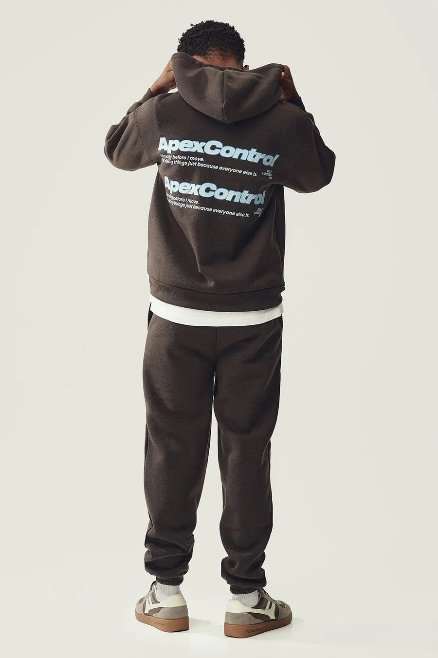 Calças jogger em poliéster · Menino · Castanho