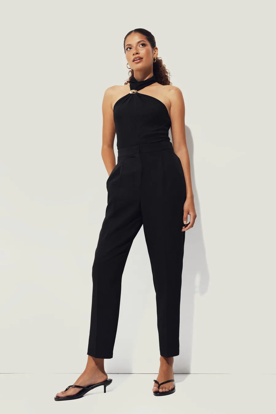 Calças Tapered em poliéster · Senhora · Preto · Modelo 2