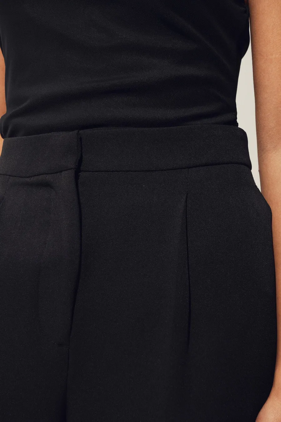 Calças Tapered em poliéster · Senhora · Preto · Modelo 2