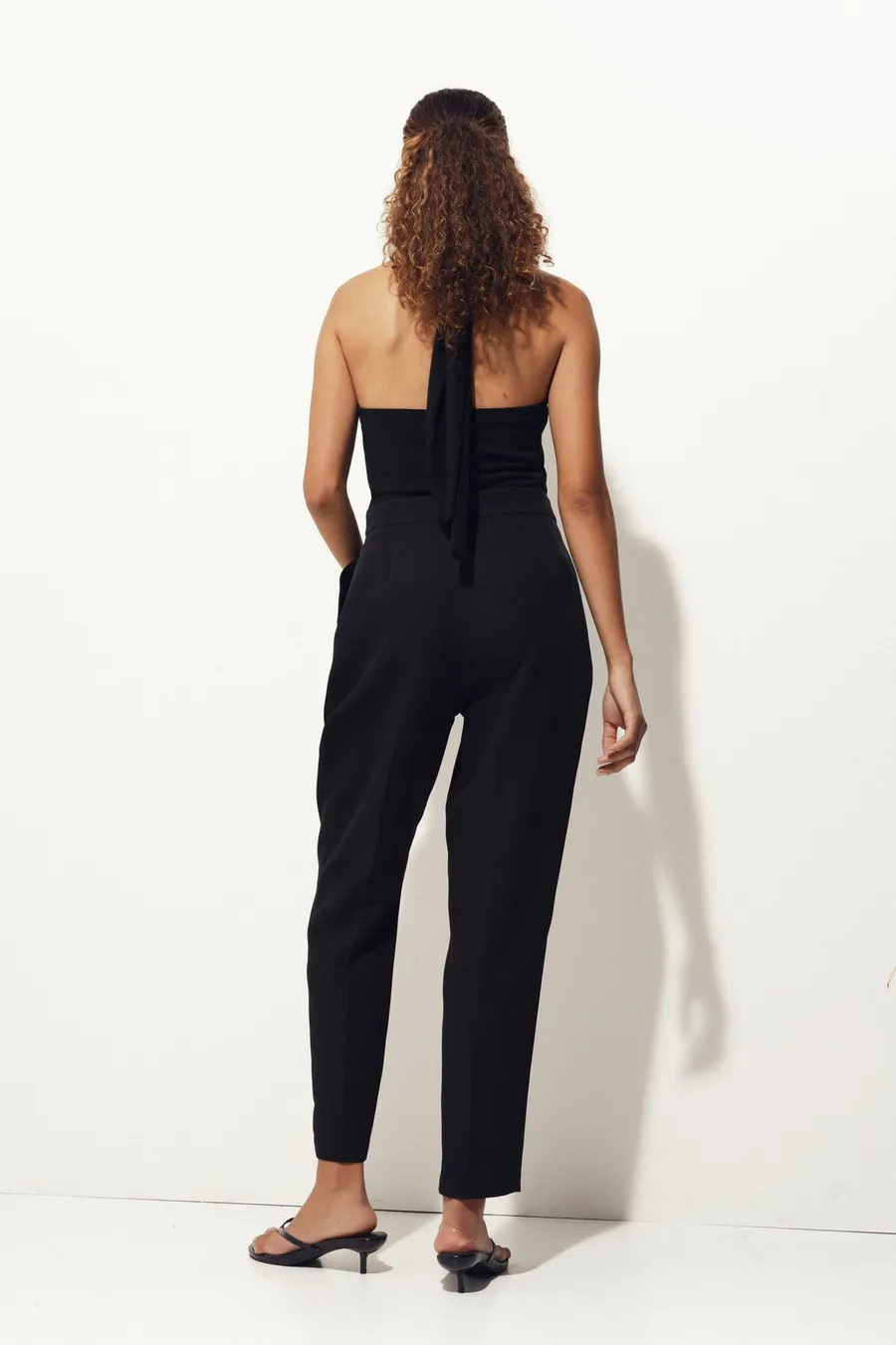 Calças Tapered em poliéster · Senhora · Preto · Modelo 2