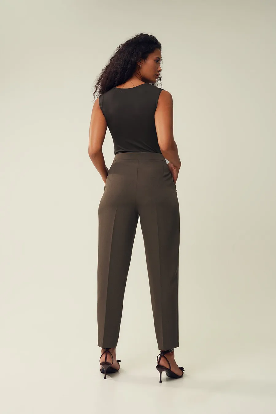 Calças Tapered em poliéster · Senhora · Castanho