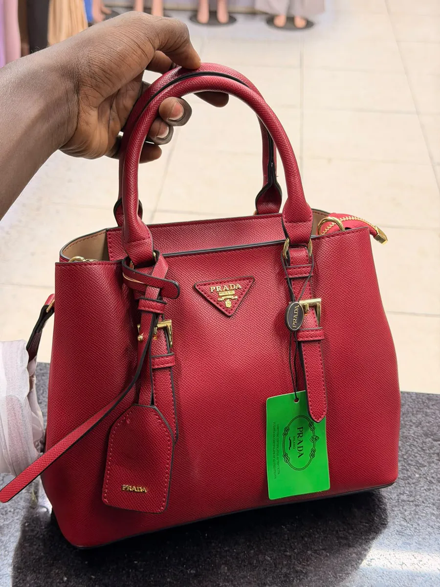 Bolsa de Mão Prada com Fivelas Frontais Vinho🍷
