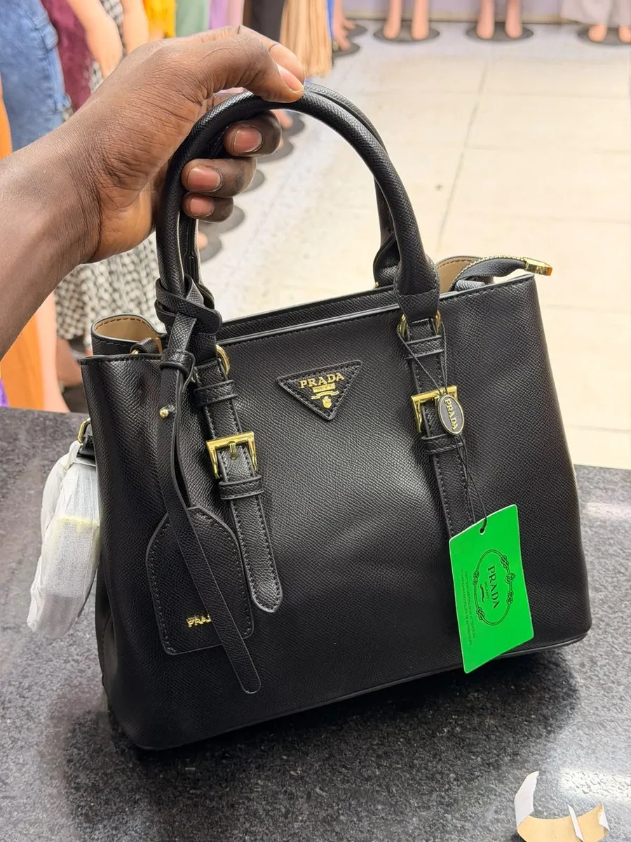 Bolsa de Mão Prada com Fivelas Frontais Preto ⚫