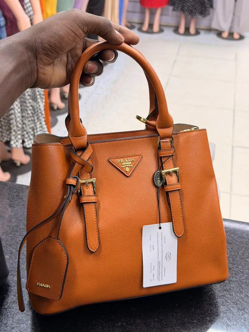 Bolsa de Mão Prada com Fivelas Frontais Caramelo 🍯