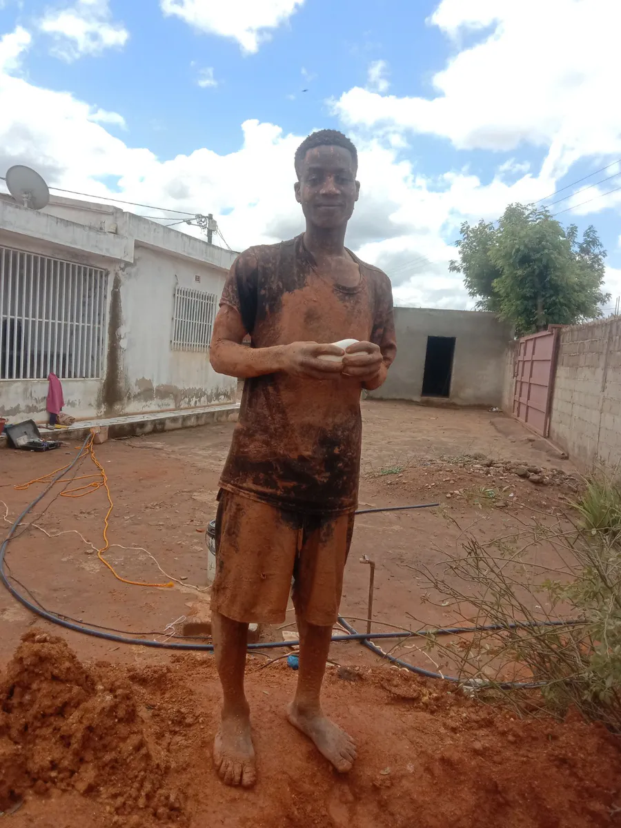 Serviços de furo manual e canalização -fonte de água com capacidade mínima de 500 l