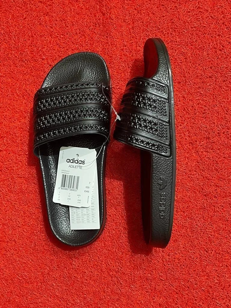 Chinelos Adidas Adilette Textura Entrançada Preto