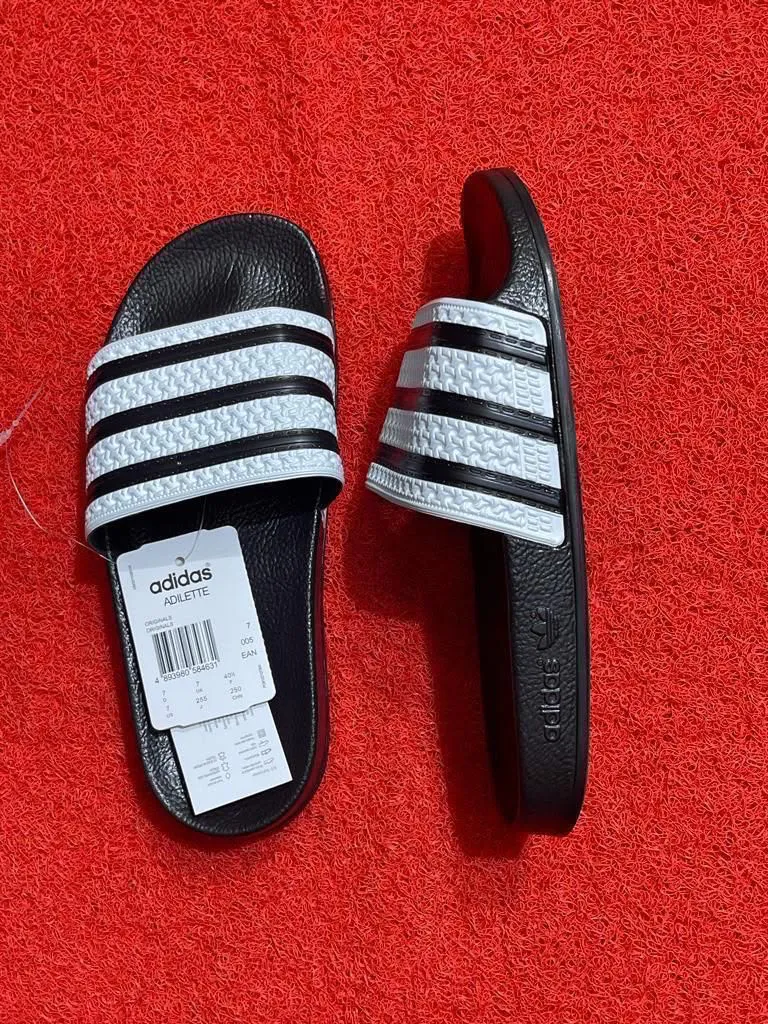 Chinelos Adidas Adilette Textura Entrançada Branco / Preto