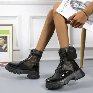 Botas Fashion Urban – Meia Bota com Bolsa de Pulso