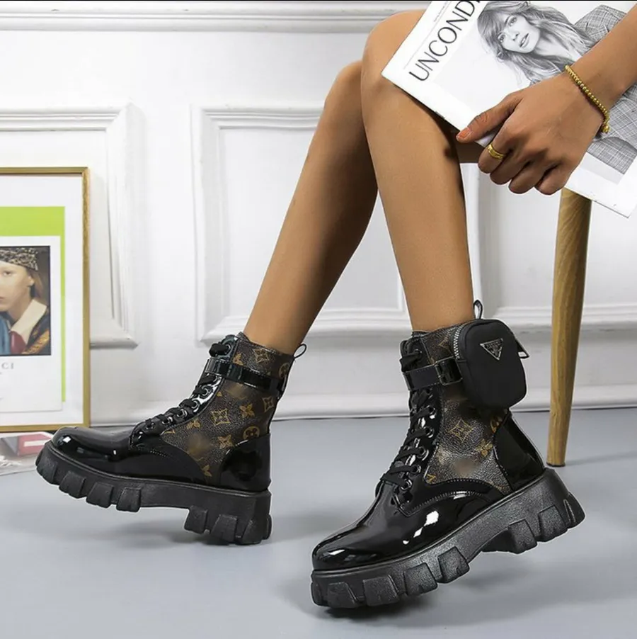 Botas Fashion Urban – Meia Bota com Bolsa de Pulso