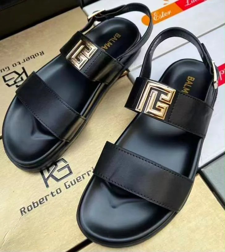 Sandálias Masculinas com Fivela e Tira Traseira Preto / Dourado