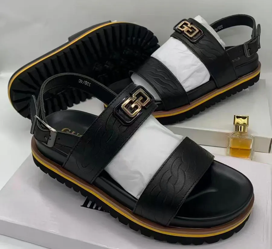 Sandálias Masculinas com Fivela e Tira Traseira Preto / Dourado