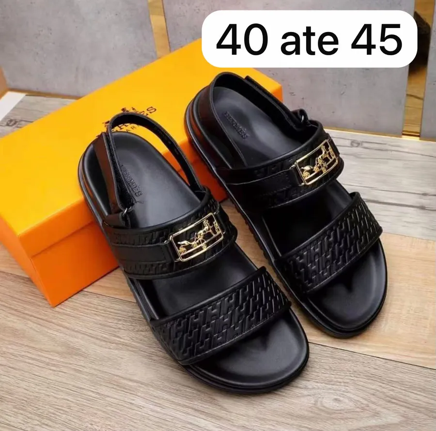 Sandálias Masculinas com Fivela e Tira Traseira Preto / Dourado