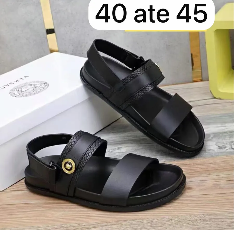 Sandálias Masculinas com Fivela e Tira Traseira Preto / Dourado
