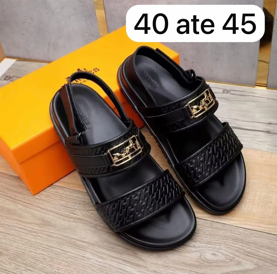 Sandálias Masculinas com Fivela e Tira Traseira Preto / Dourado