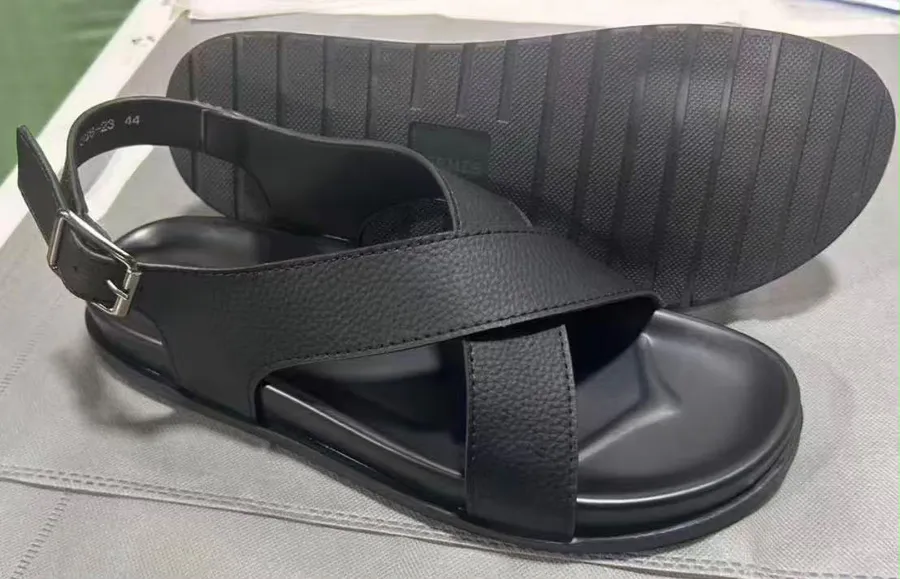 Sandálias Masculinas com Fivela e Tira Traseira Preto / Dourado