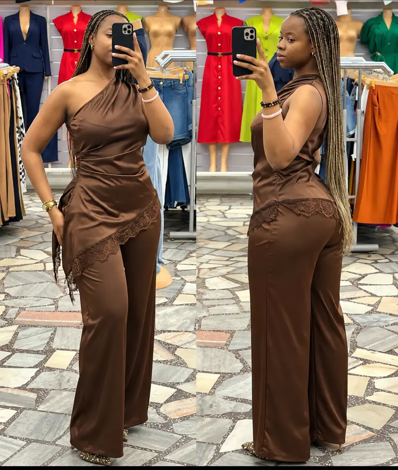 Conjunto de Cetim de Um Ombro com Renda e Calça Pantalona Castanho 🟤