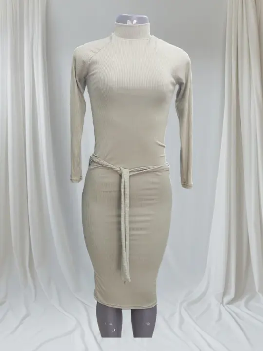 Vestido Branco Elegante com Cinto